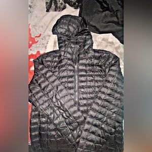 THE NORTH FACE MENS medium COAT WITH HOOD.